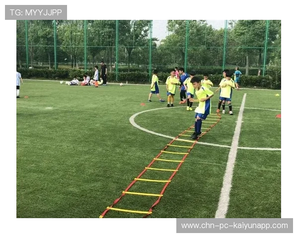 足球俱乐部通过校园巡回训练吸引更多学龄儿童参与足球运动，校园足球俱乐部的作用